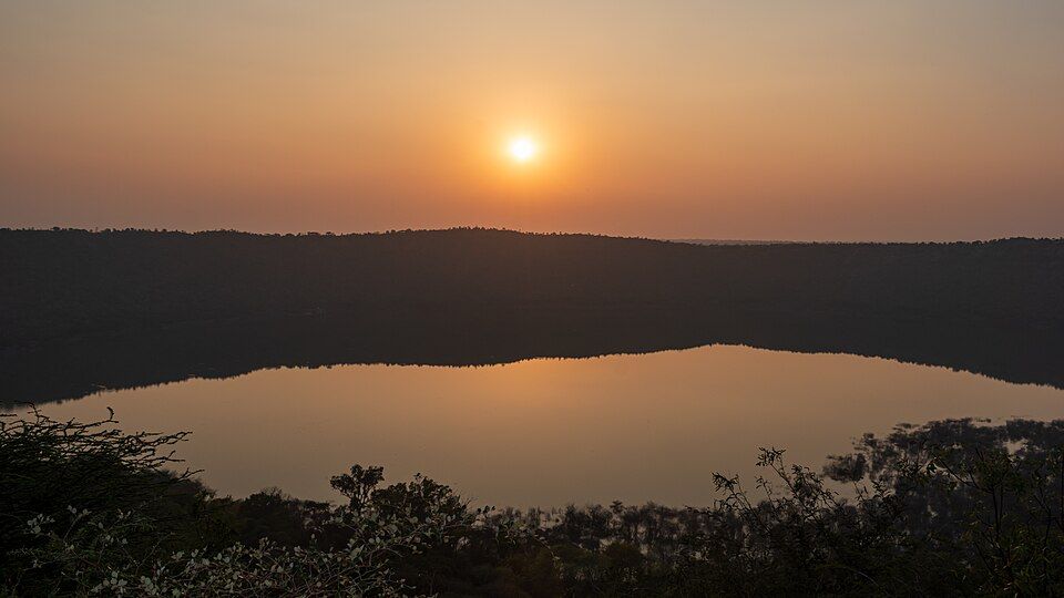 Lonar Crater Lake — photo 3